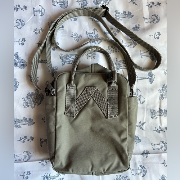 FJALLRAVEN KANKEN SLING BAG IN COLOR FOG - Picture 2 of 6